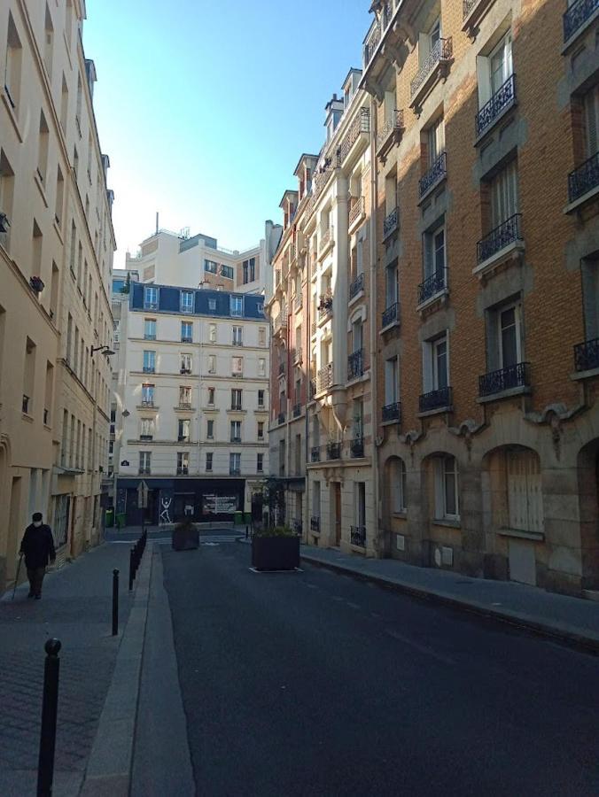 Appartamento Petite Maison Avec Cour Dans Les Beaux Quartiers-Vous Faites Le Menage- Very Good Prices For T-H-E Location But You Have To Clea-N Th-E Flat Parigi Esterno foto