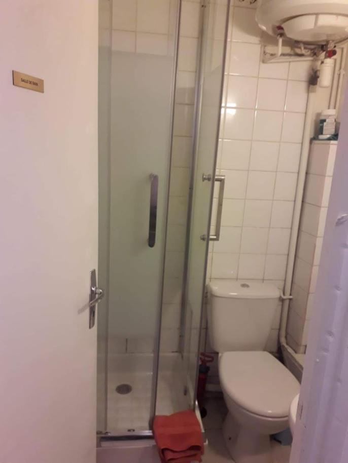 Appartamento Petite Maison Avec Cour Dans Les Beaux Quartiers-Vous Faites Le Menage- Very Good Prices For T-H-E Location But You Have To Clea-N Th-E Flat Parigi Esterno foto