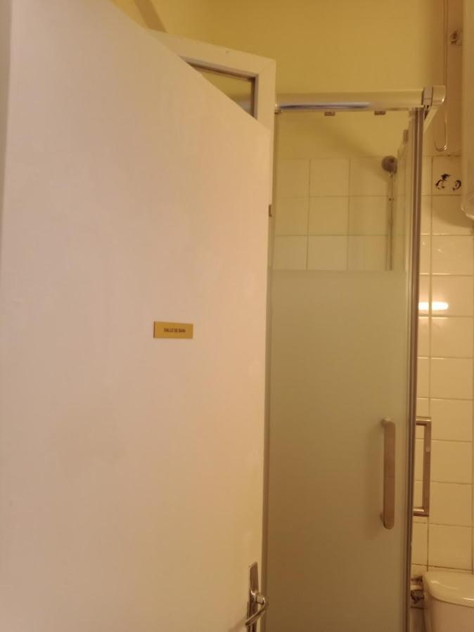Appartamento Petite Maison Avec Cour Dans Les Beaux Quartiers-Vous Faites Le Menage- Very Good Prices For T-H-E Location But You Have To Clea-N Th-E Flat Parigi Esterno foto